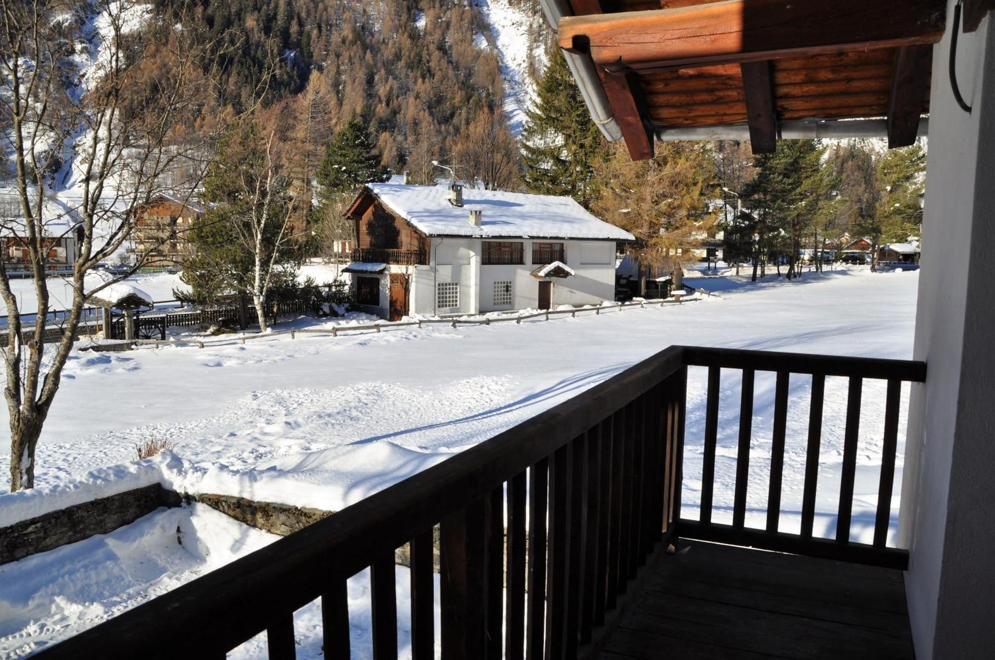 Flora Alpina Apartments-Residenza Verdebjo グレッソネイ・サイント・ジェアン エクステリア 写真